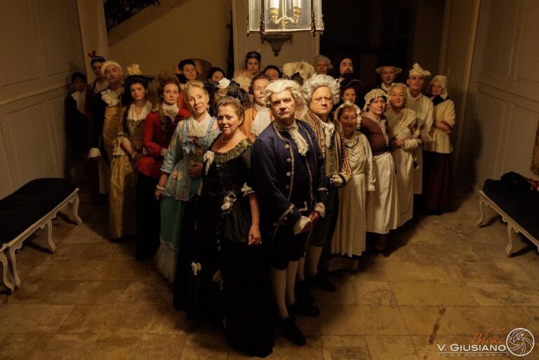 Tous les figurants costumés réunis dans le hall du château