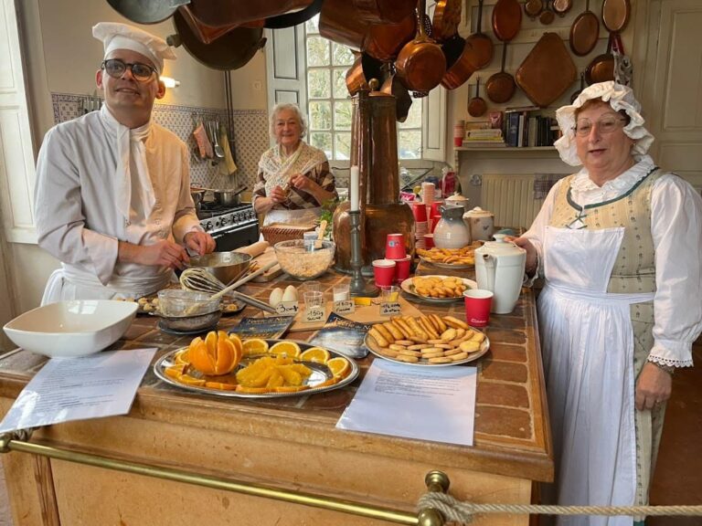 Figurants préparant biscuits et oranges dans la cuisine du château
