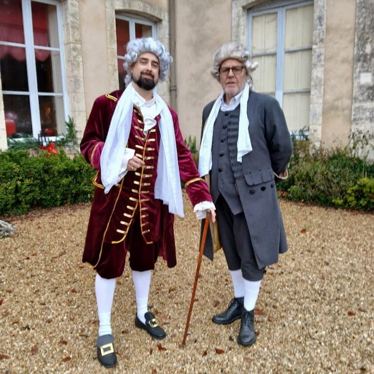 Deux figurants en costume et perruque dans la cour du château