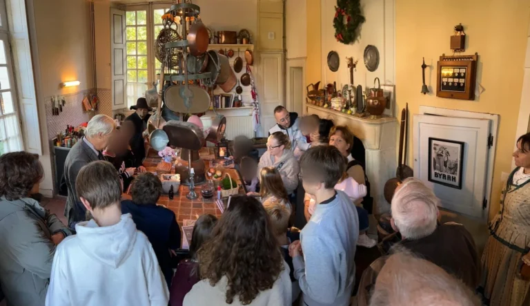 Enfants et adultes réunis autour de la grande table de la cuisine, visages floutés