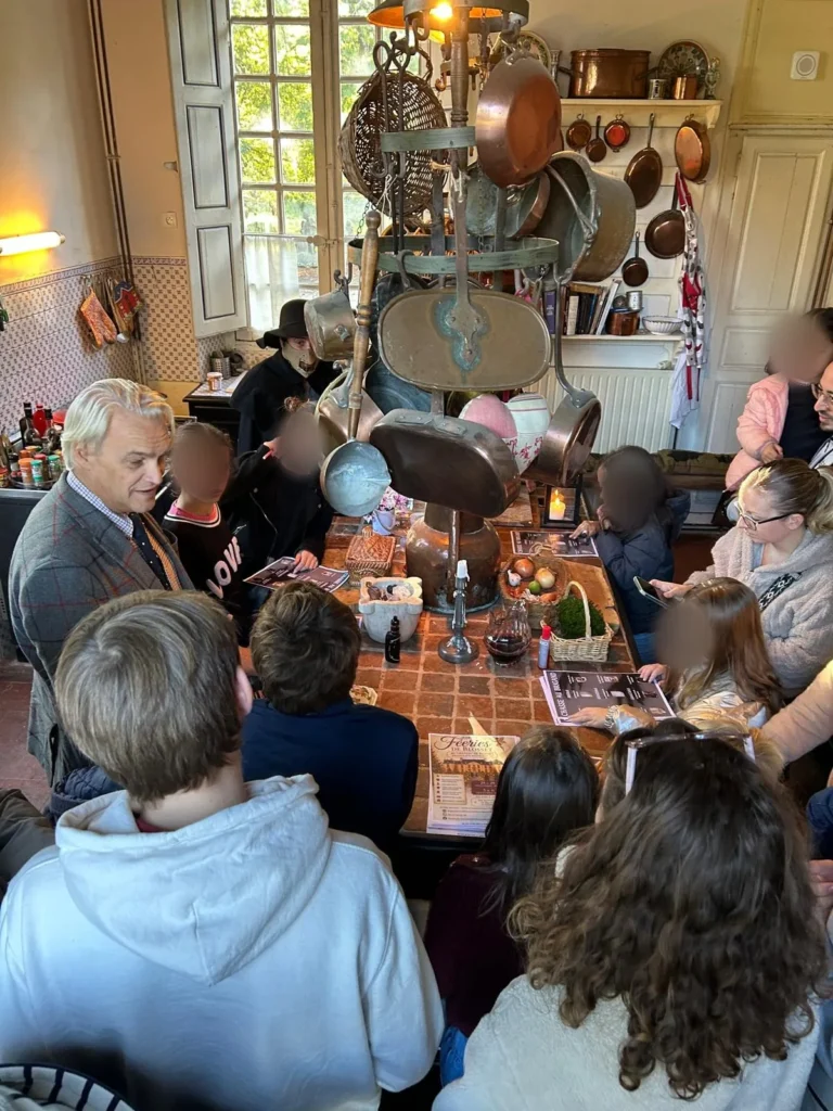 Enfants penchés sur la table de la cuisine pendant le jeu d'enquête, visages floutés