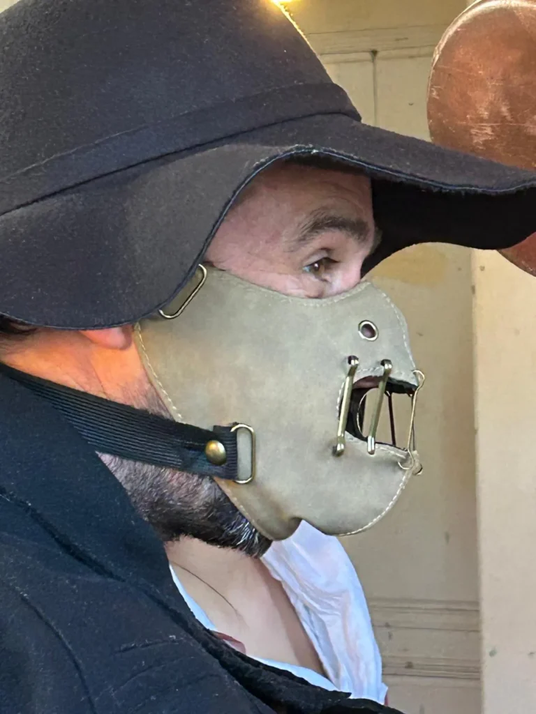 Portrait du brigand masqué au chapeau noir