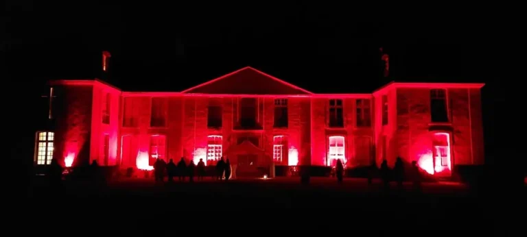 Le château de Blosset illuminé en rouge, la nuit