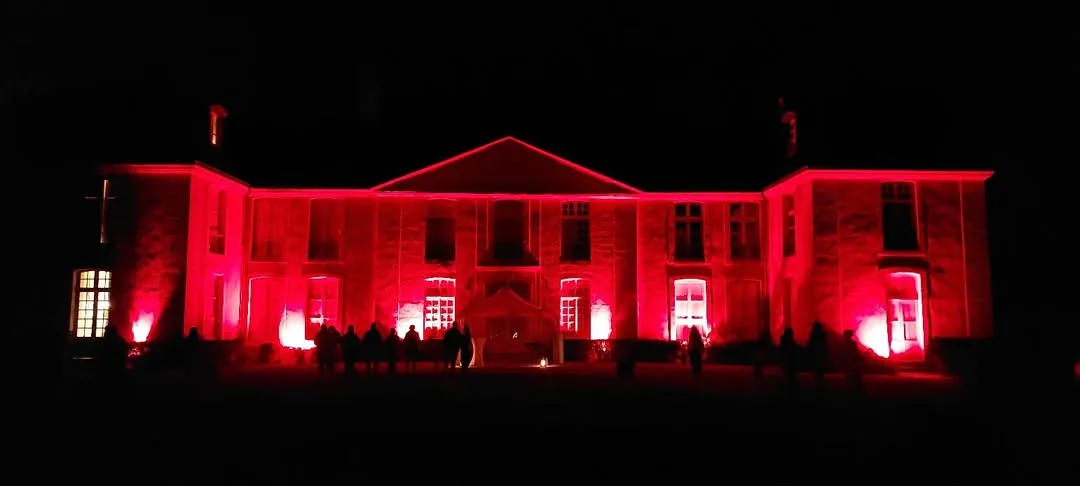 Le château de Blosset illuminé en rouge, la nuit