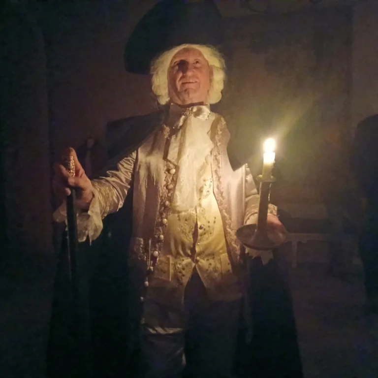 Figurant en costume du XVIIIe siècle tenant un bougeoir