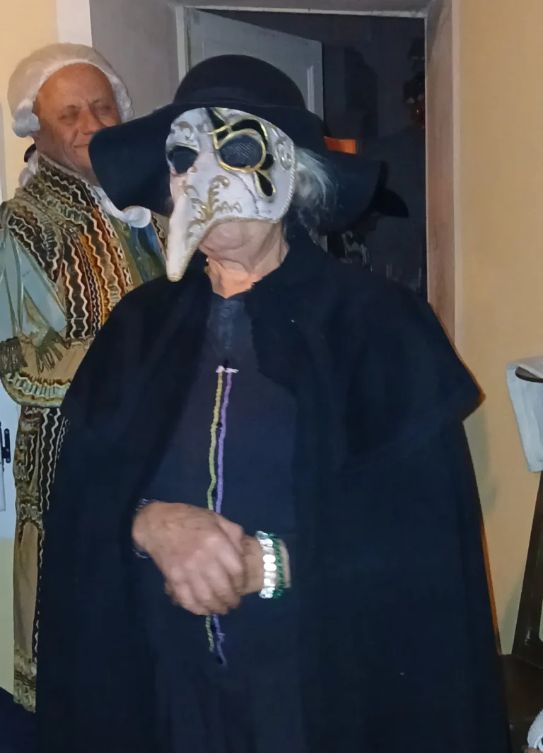 Figurant au masque de médecin de la peste et à la cape noire