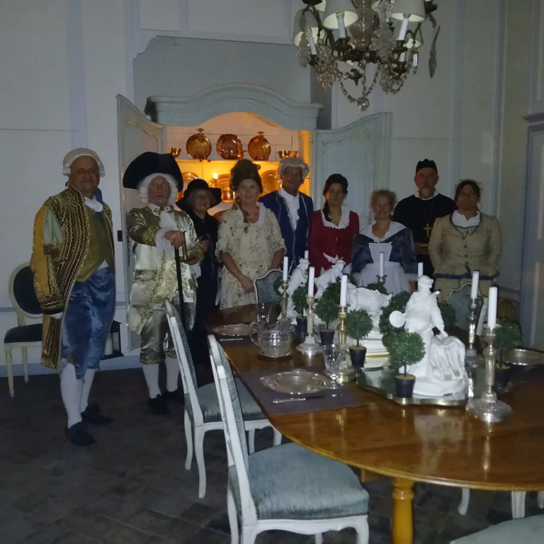 Les figurants costumés réunis autour de la table dressée